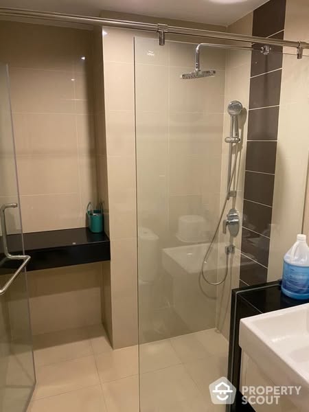 room interior and bathroom of Supalai Lite Ratchada-Naradhiwas