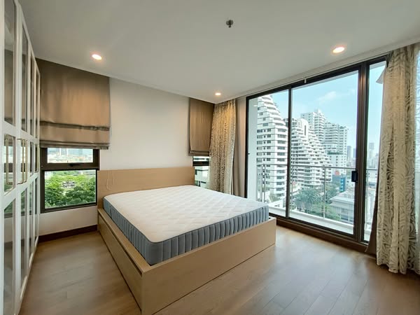 bedroom and room interior of Supalai Oriental Sukhumvit 39
