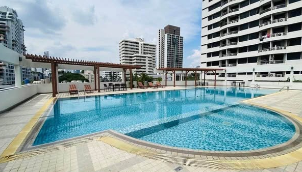 pool of Supalai Place Condominium Sukhumvit 39