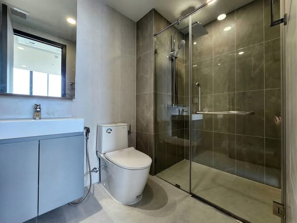 room interior and bathroom of Supalai Premier Samsen-Ratchawat