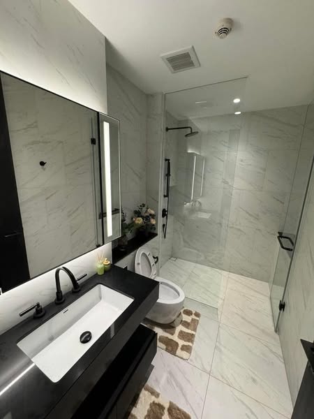 bathroom of Tait Sathorn 12