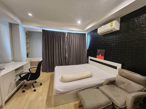 bedroom of Thanapat Haus Sathorn-Narathiwas