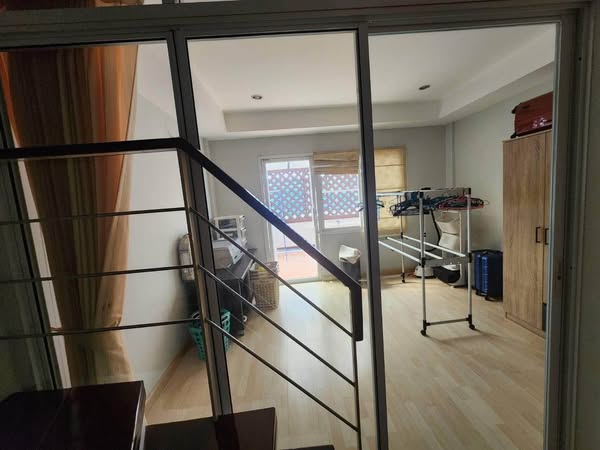 room interior of Thanapat Haus Sathorn-Narathiwas