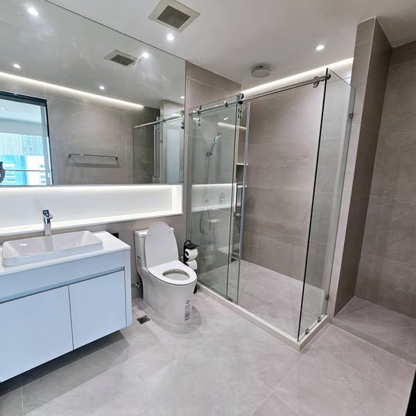 room interior and bathroom of The Address Chidlom