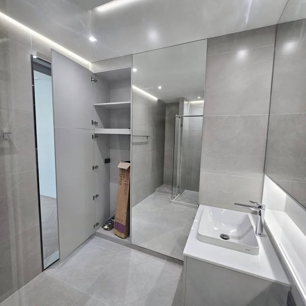 room interior and bathroom of The Address Chidlom
