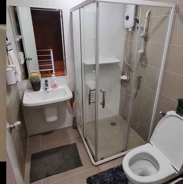 room interior and bathroom of The Connect UP 3