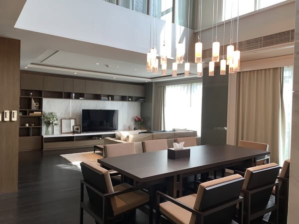 living room and room interior of The Crest Sukhumvit 24