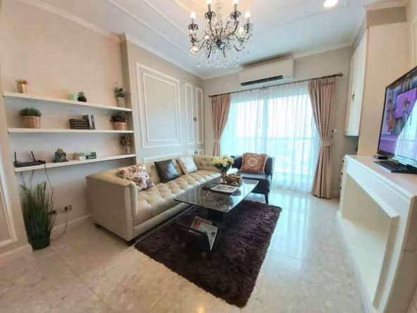 living room of The Crest Sukhumvit 34