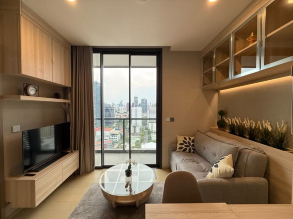 living room and bedroom of THE EXTRO Phayathai-Rangnam
