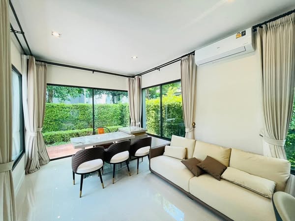 living room of เดอะ แกรนด์ ลักซ์ บางนา-สวนหลวง THE GRAND LUX BANGNA- SUANLUANG