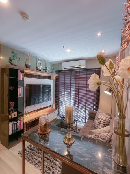 bedroom and living room and bathroom of The Key Sathon-Charoen Rat