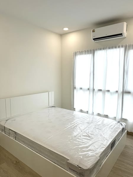 bedroom of The Leaf