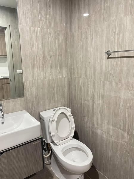 bathroom of The Parkland Phetkasem 56