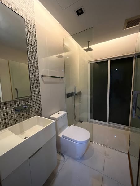 bathroom of The Room Sukhumvit 21