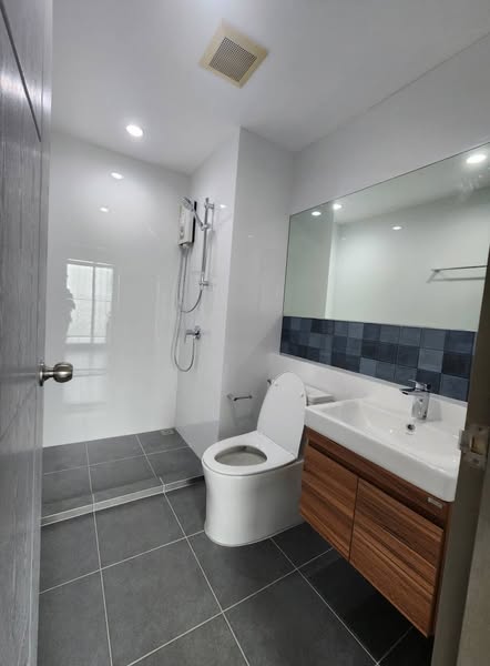 bathroom of The Tempo Grand Sathon-Wutthakat