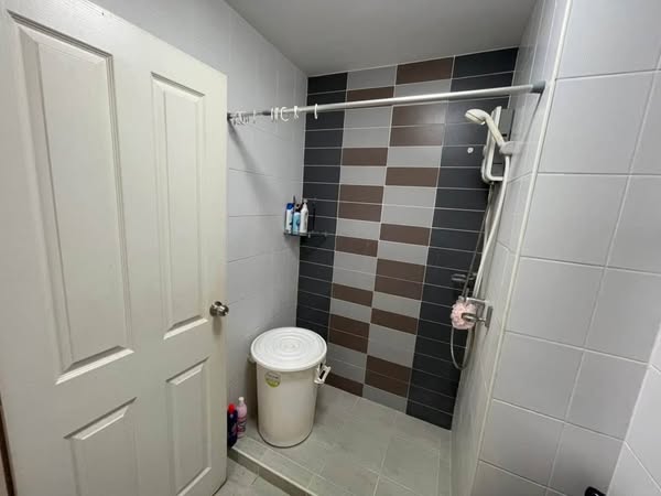bathroom of The Trust Residence Pinklao