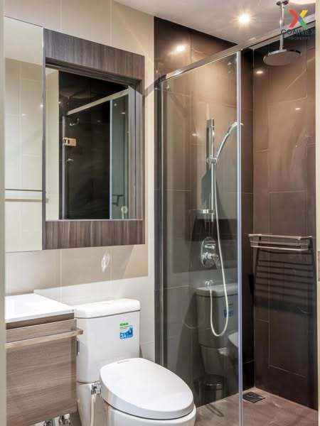 room interior and bathroom of Via 49