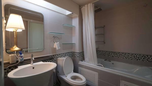 bathroom of Waterford Sukhumvit 50
