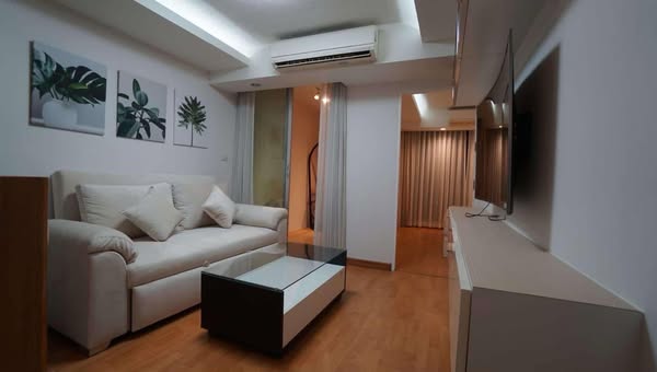 bedroom and living room of Waterford Sukhumvit 50
