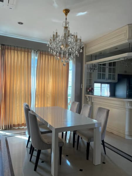 room interior of Chaloem Phrakiat Ratchakan Thi 9 Road