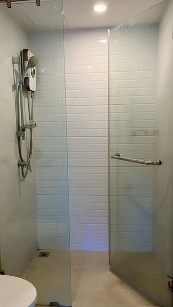 room interior and bathroom of Chewathai Hallmark Ladprao – Chokchai 4