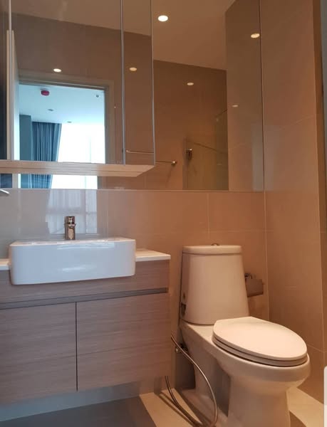 bathroom of Noble Revolve Ratchada 1