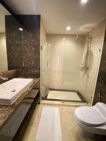 room interior and bathroom of The Address Sukhumvit 61 ดิ แอดเดรส สุขุมวิท 61