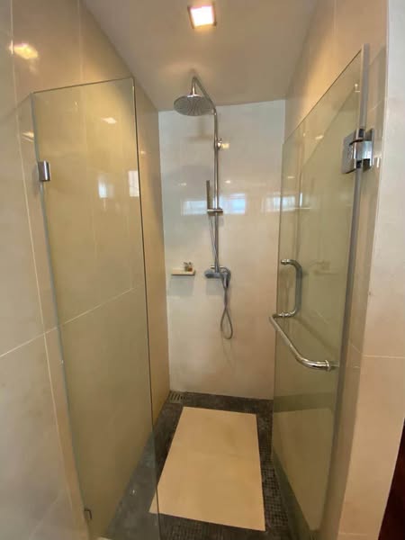 room interior and bathroom of The Address Sukhumvit 61 ดิ แอดเดรส สุขุมวิท 61
