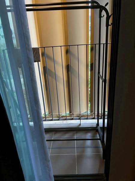 fire escape of Atmoz รัชดา-ห้วยขวาง คอนโด