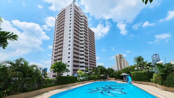 pool of Citi Resort Sukhumvit 49