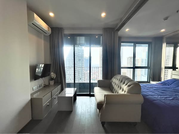 bedroom and living room of Ideo Q Ratchathewi