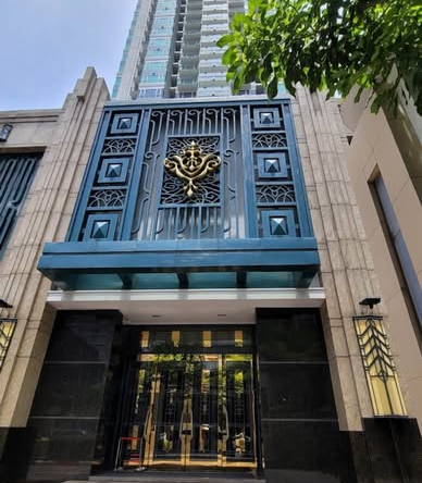 IVY THONGLOR