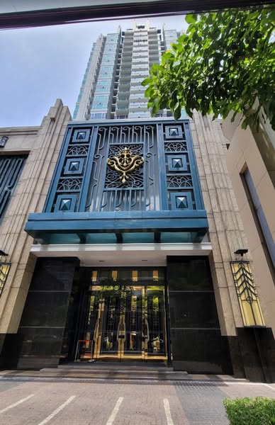 IVY THONGLOR