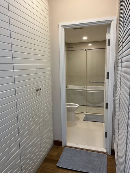 room interior and bathroom of IVY THONGLOR