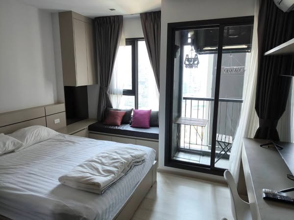 bedroom of Life One Wireless
