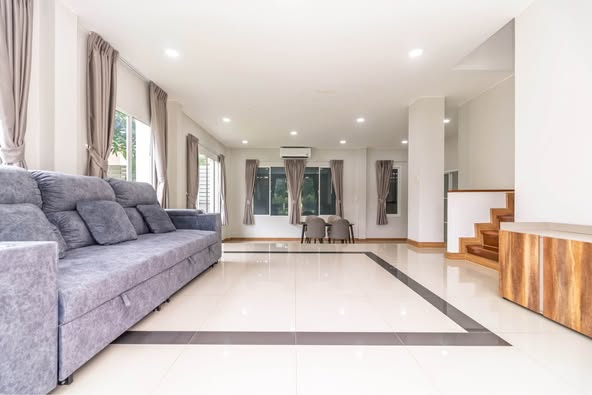 living room of บ้านลลิล อินเดอะพาร์ค วัชรพล-พหลโยธิน