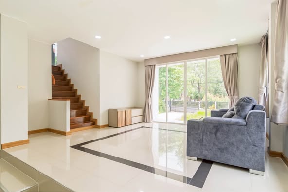 living room of บ้านลลิล อินเดอะพาร์ค วัชรพล-พหลโยธิน