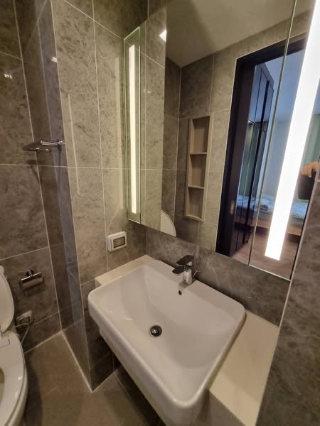 bathroom of Noble Around Ari