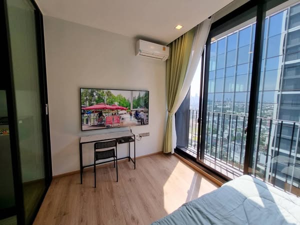 bedroom of Noble Around Ari