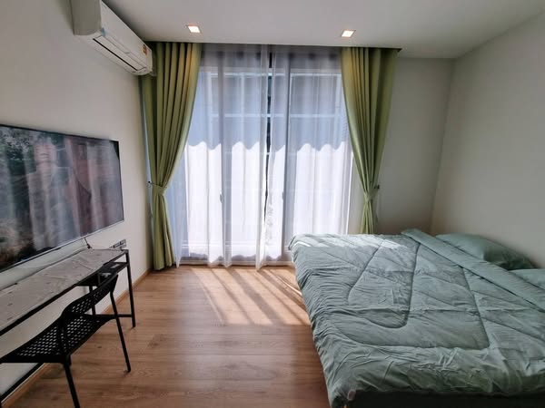 bedroom of Noble Around Ari