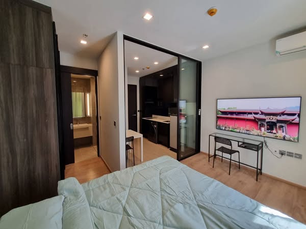 bedroom and room interior of Noble Around Ari