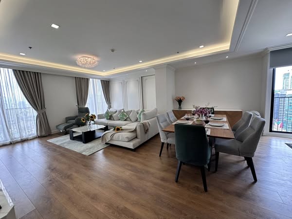 bedroom and living room of Noble BE33