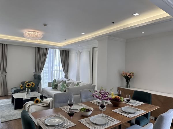 living room and room interior of Noble BE33
