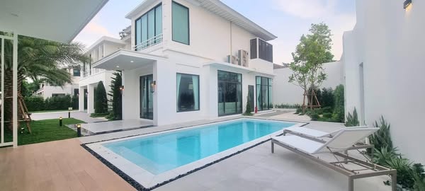 pool of Perfect Masterpiece Sukhumvit 77
