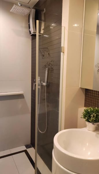 bathroom of Rhythm Sukhumvit 50