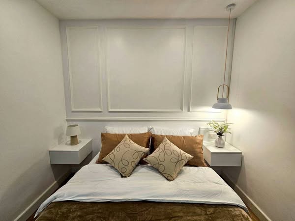 bedroom and bathroom of S. R. Place