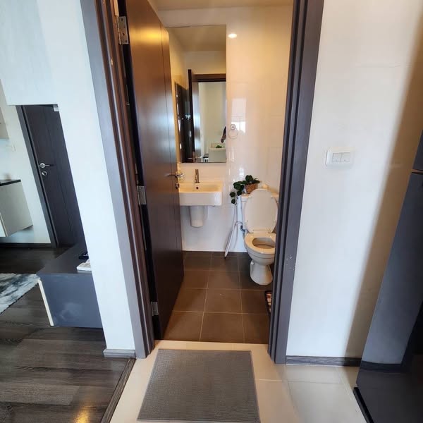 bathroom of The Base Park East