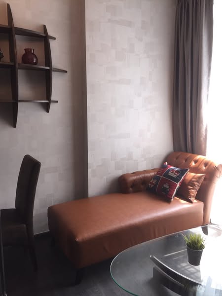 living room of The Edge Sukhumvit 23