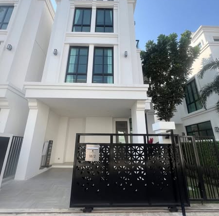 The Master Ekkamai-Sukhonthasawat