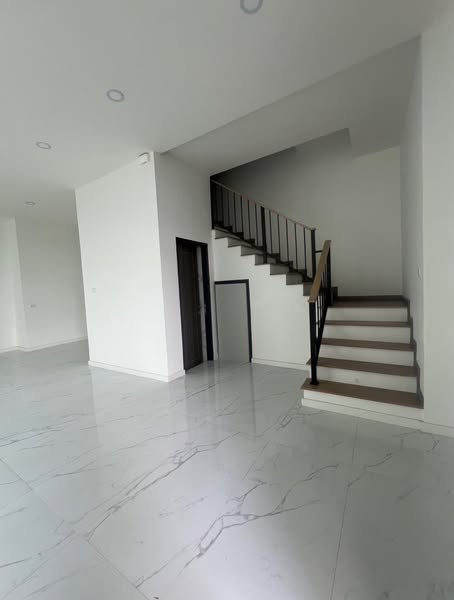 The Master Ekkamai-Sukhonthasawat